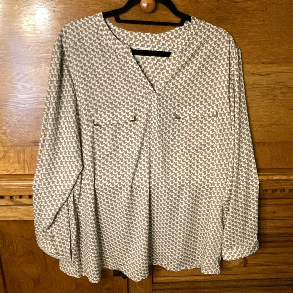Norm Thompson Office Chic Tan White Geometric Print Gold Hardware Blouse 1X